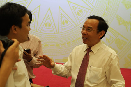 Bộ trưởng Nguyễn Văn Nên trả lời báo chí.